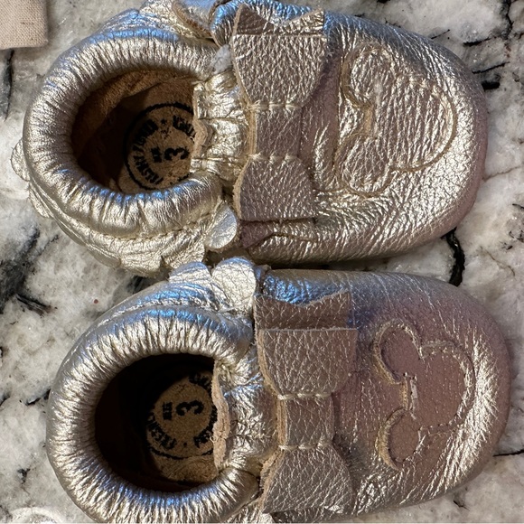 Freshly Picked Platinum Mickey Mouse Bow Baby Shoe in size 3, like new condition - Picture 14 of 16